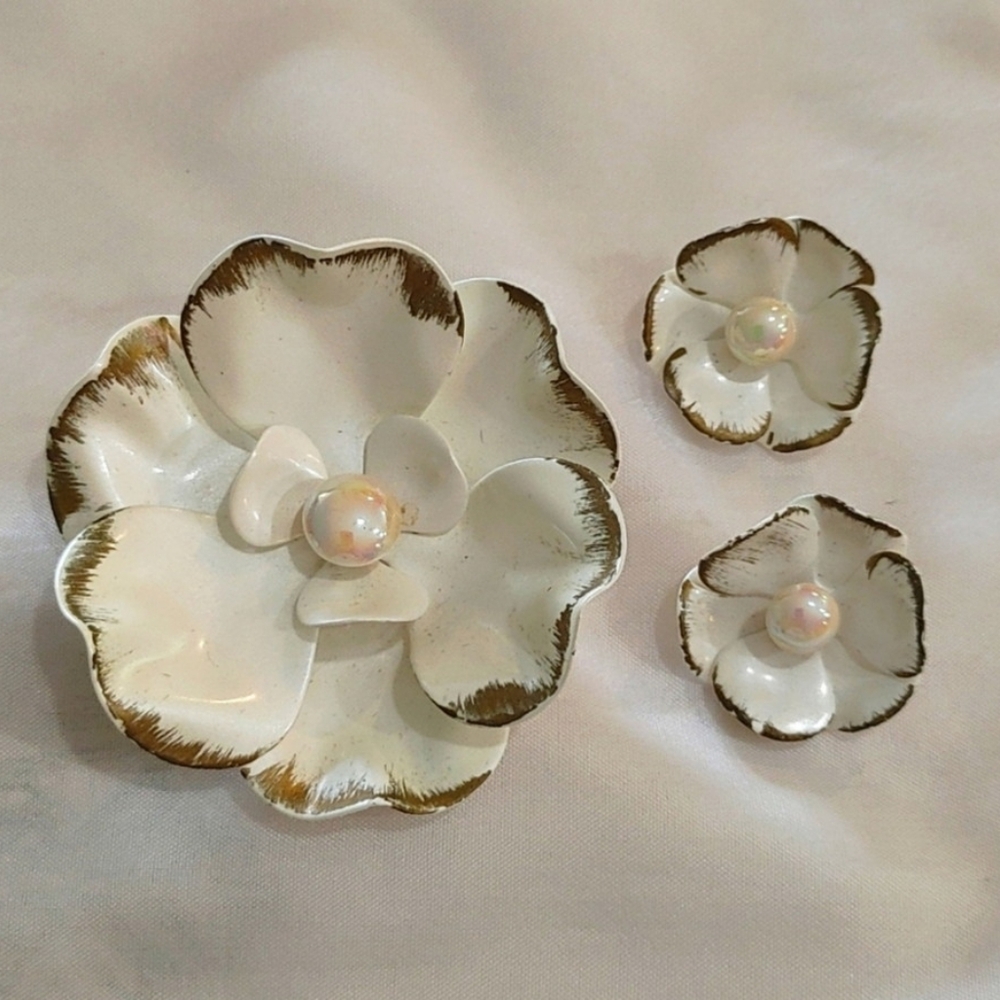 Vintage 1960s Flower Brooch and Clip on Earings
